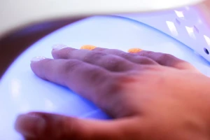 Es importante que se indique la posibilidad de efectos nocivos: por qué el esmaltado semipermanente está bajo la lupa