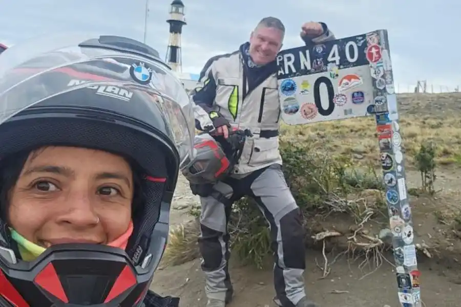 KM 0. Graciela y Carlos en el cartel que señala el comienzo de la travesía.