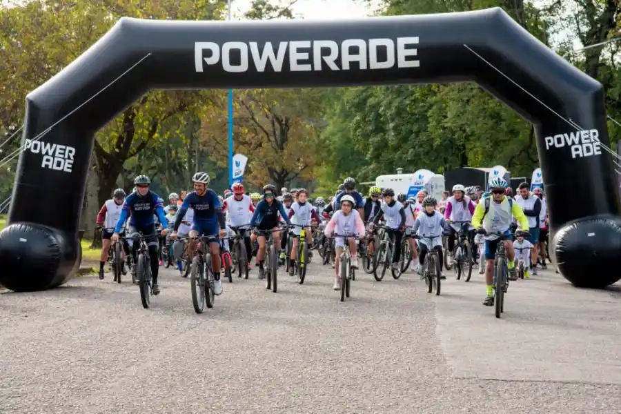 LARGADA. Los participantes iniciaron con entusiasmo el recorrido.