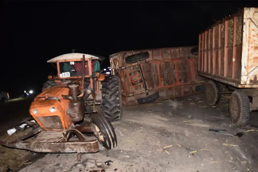 CARGADO. El tractor llevaba cuatro volquetes con caña de azúcar, que debía ser entregada en La Trinidad.