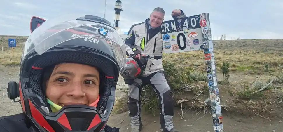 KM 0. Graciela y Carlos en el cartel que señala el comienzo de la travesía.