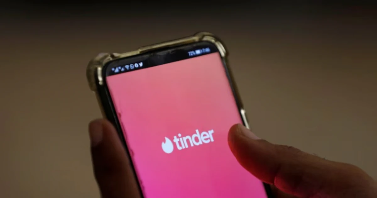 POLÉMICA POR EL NUEVO FILTRO. Tinder habilitó un filtro de altura exclusivo para cuentas premium y reavivó la discusión sobre los estándares físicos en las apps de citas.