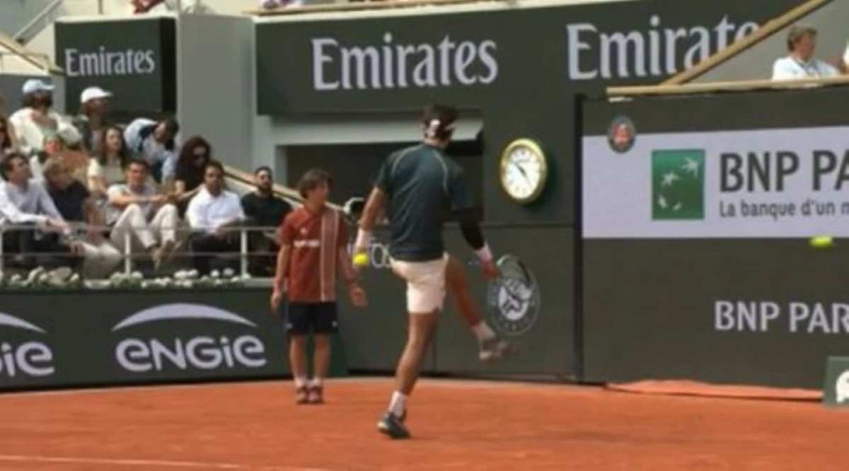 MALA O BUENA PUNTERÍA. El italiano golpeó a una jueza cuando pateó la pelota.