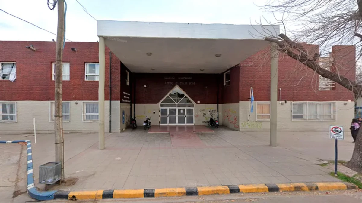 Un estudiante fue apuñalado con un destornillador al salir del colegio