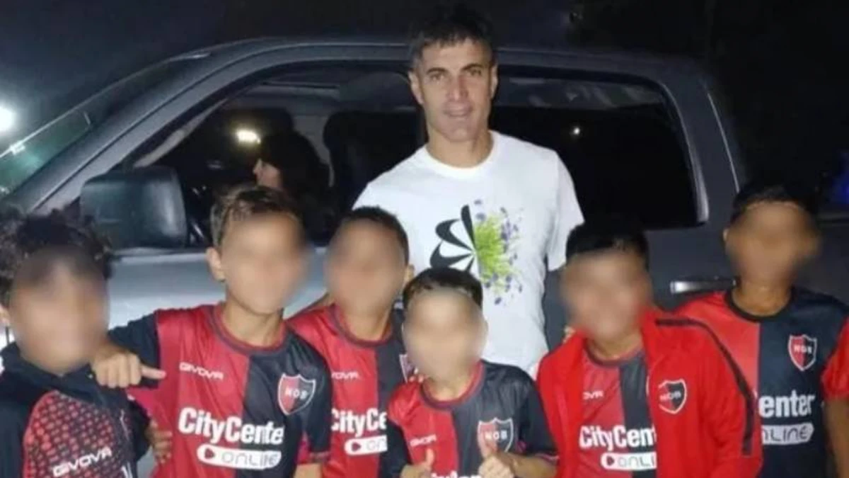 Insólito: Newells suspendió a seis niños de nueve años por sacarse una foto con un jugador de Rosario Central