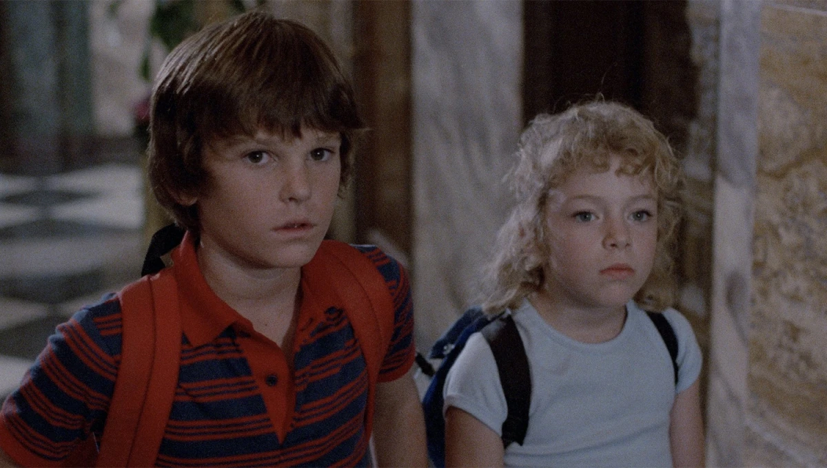 INICIOS. Cloak & Dagger es una película de suspenso protagonizada por un joven Henry Thomas, junto con Dabney Coleman y Michael Murp