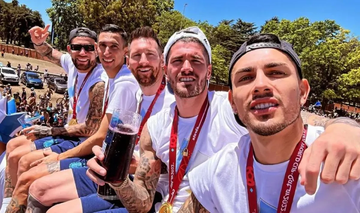 RECUERDO. Otamendi (último en en la foto) en la caravana que se hizo en Buenos Aires cuando el equipo regresó como campeón mundial.