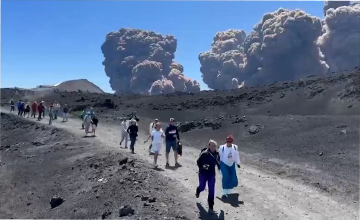 Un video muestra a turistas corriendo para ponerse a salvo mientras el Etna entra en erupción