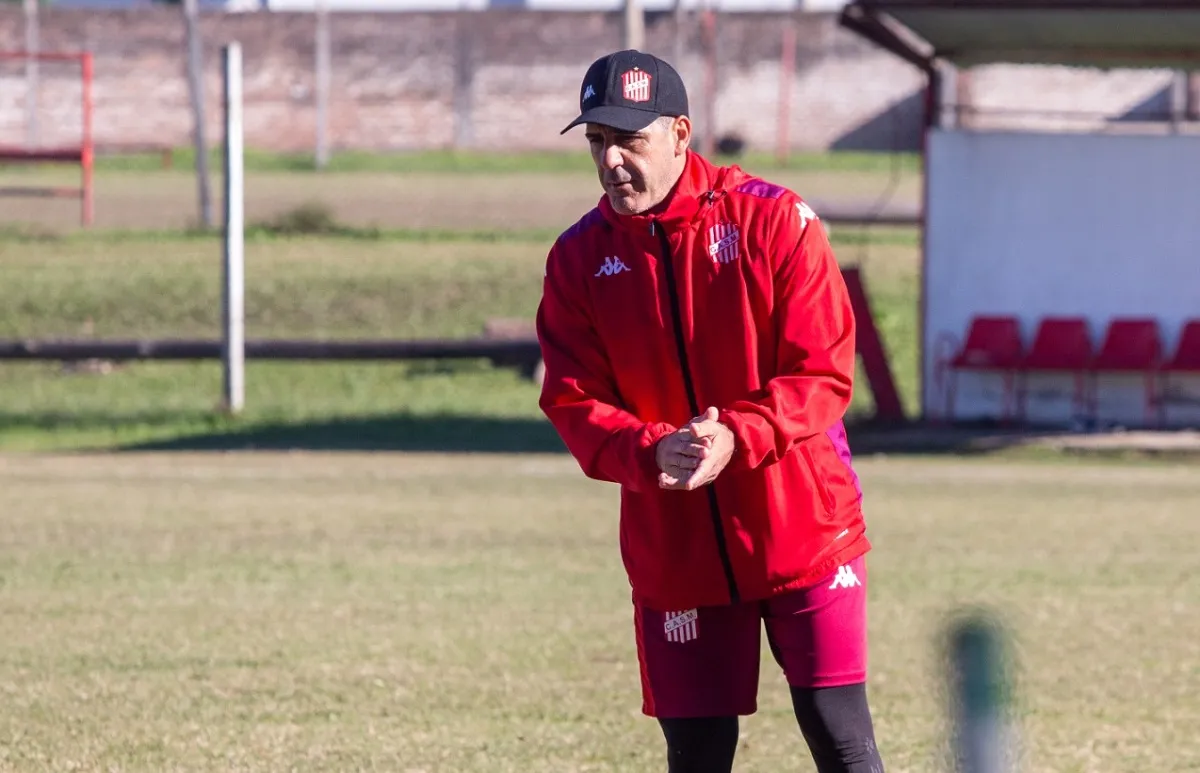 VUELTA AL RUEDO. Martos analiza el equipo que saldrá a la cancha el sábado en La Ciudadela.