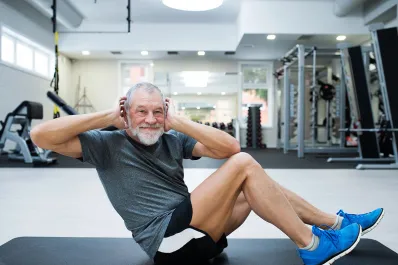 Cuántos abdominales deberían poder hacer las personas a los 60, según un entrenador