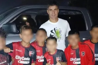 Insólito: Newells suspendió a seis niños de nueve años por sacarse una foto con un jugador de Rosario Central