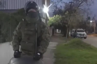 Un policía asesinó a la pareja de su ex y se atrincheró en un gimnasio