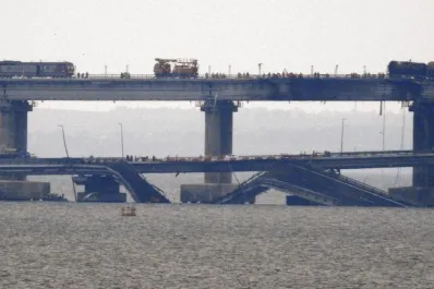 Video: Ucrania atacó con explosivos submarinos el puente que une Crimea con Rusia