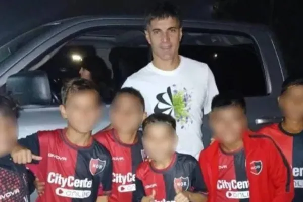 Insólito: Newells suspendió a seis niños de nueve años por sacarse una foto con un jugador de Rosario Central