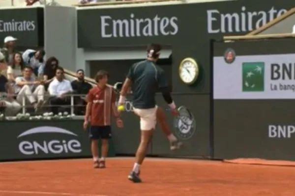 Al rival de Musetti le pareció cómico el débil pelotazo que le propinó a una jueza de línea en Roland Garros