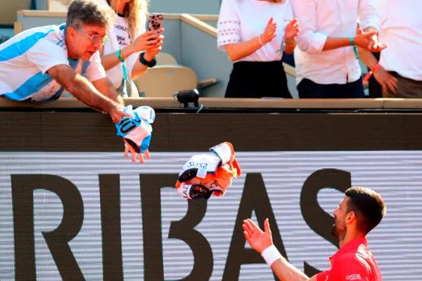 La particular remera de la Selección Argentina que se llevó de regalo Novak Djokovic