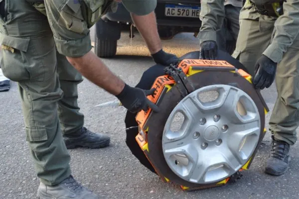 Secuestran 50 kilos de cocaína que estaban ocultos en las ruedas de una camioneta