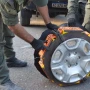 Secuestran 50 kilos de cocaína que estaban ocultos en las ruedas de una camioneta