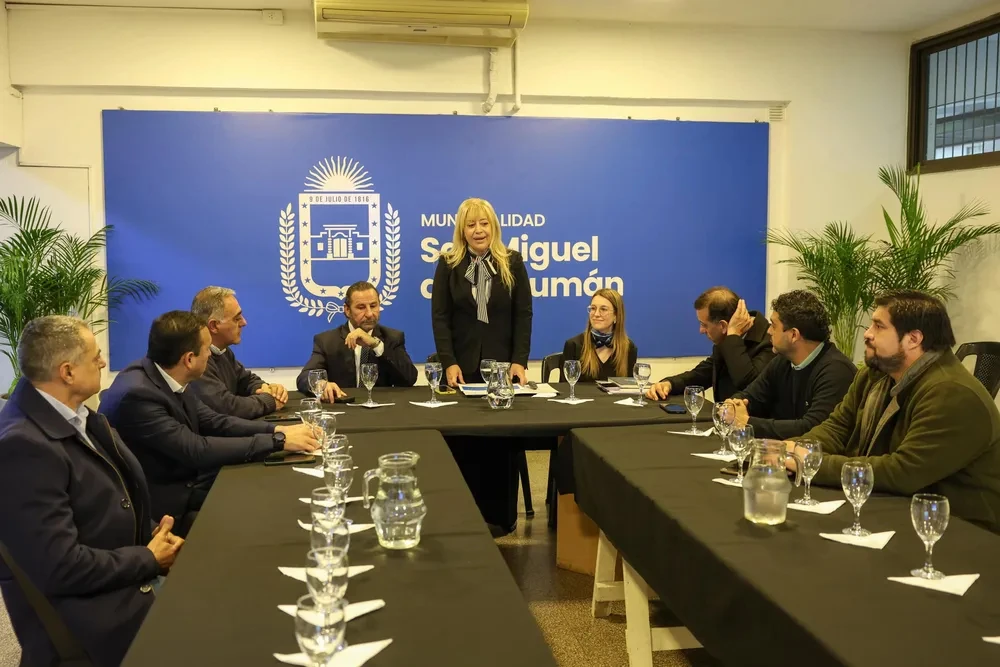 EN EL EDIFICIO MUNICIPAL. La intendenta, junto a la secretaria de Gobierno, recibió a concejales del peronismo. PRENSA MUNICIPALIDAD