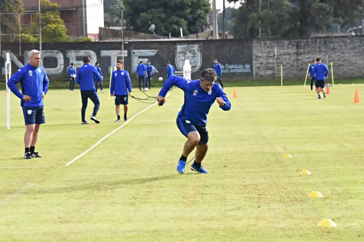 EN ACCIÓN. López enseña cómo debe realizarse un trabajo. El 