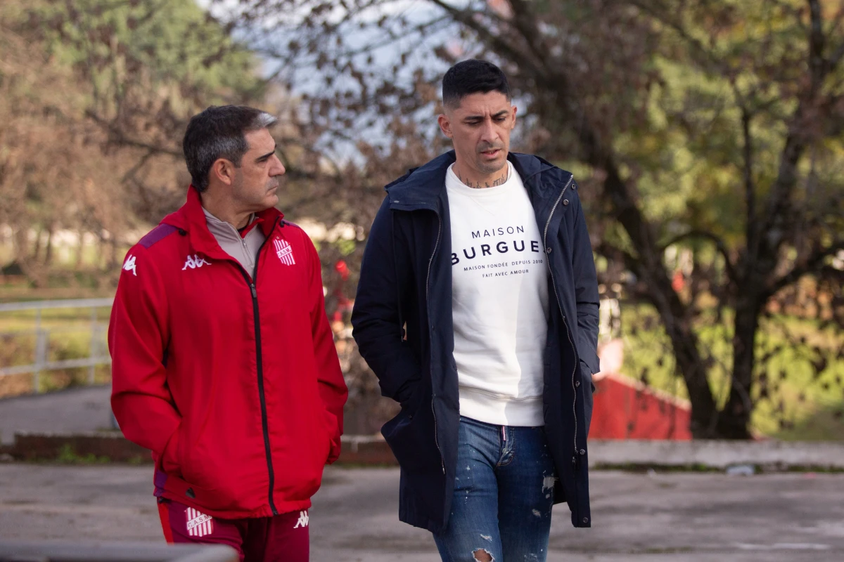 BUCEAN EN EL MERCADO. Martos y el manager Hernández están tratando de buscar futbolistas que lleguen a potenciar al plantel de San Martín.