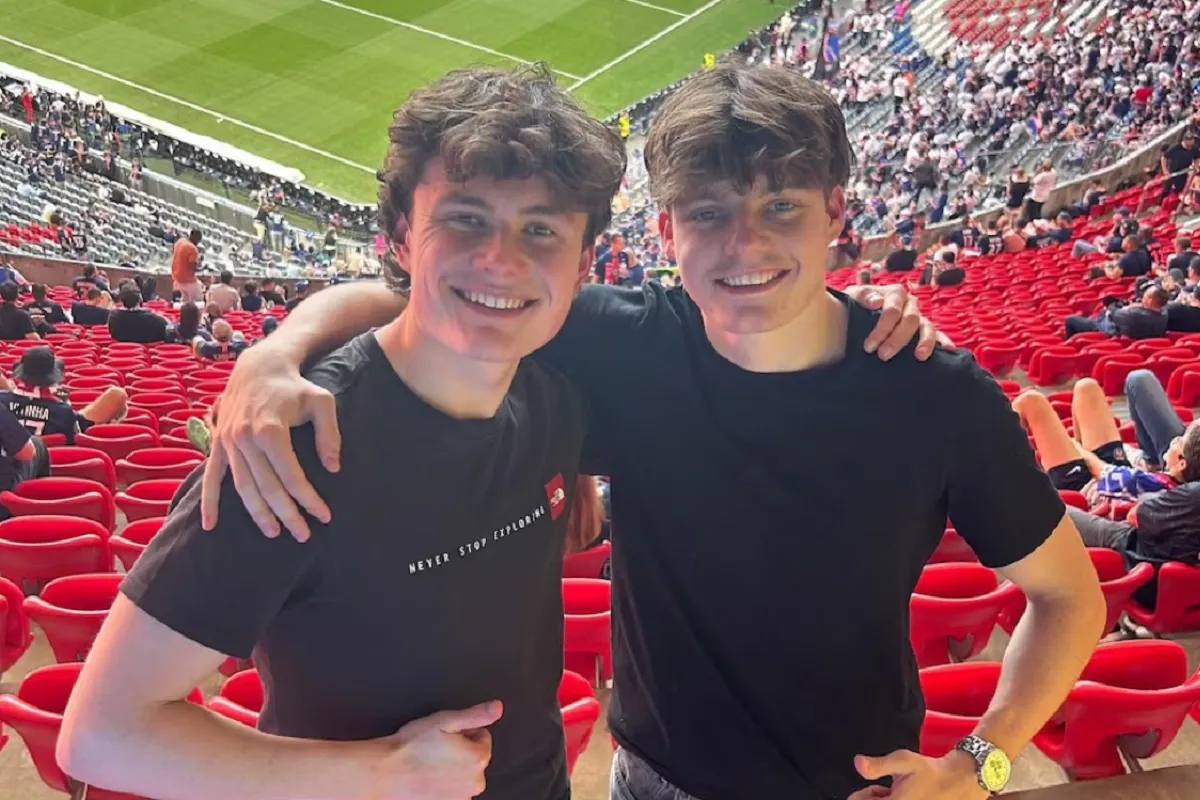 FELICES. Neal Remmerie y Senne Haverbeke, dos influencers belgas posan con orgulloso en el Allianz Arena tras colarse a la final de la Champions.