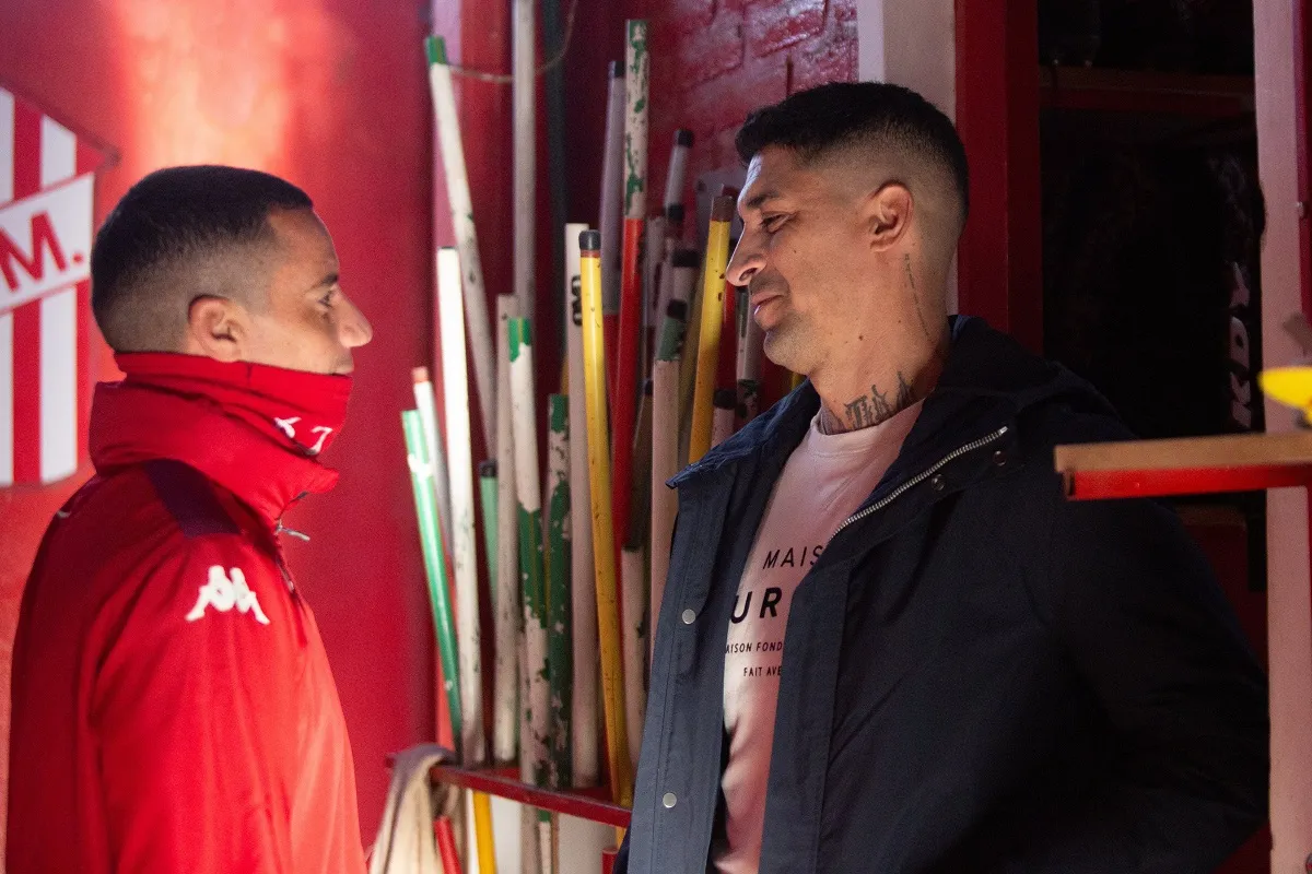 REENCUENTRO. Pablo Hernández habla con Darío Sand, luego de su presentación ante el plantel profesional.