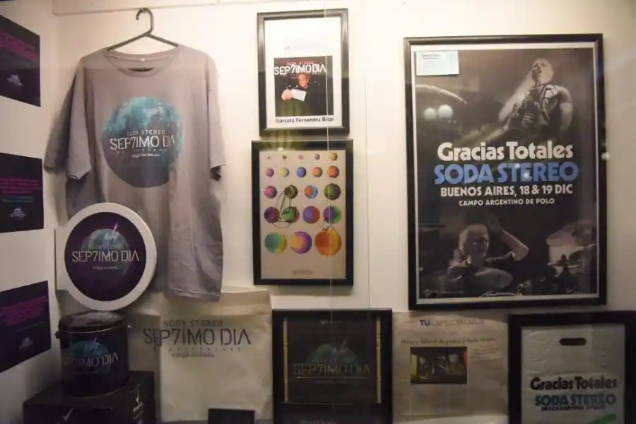 DOS RECITALES INOLVIDABLES. Material de “Gracias totales” y “Séptimo día” se exponen en las vitrinas.