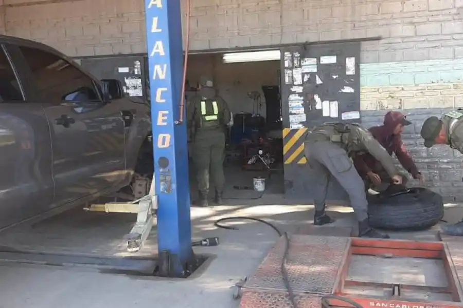 DURA TAREA. Los efectivos comienzan a desarmar una de las ruedas donde hallaron droga.