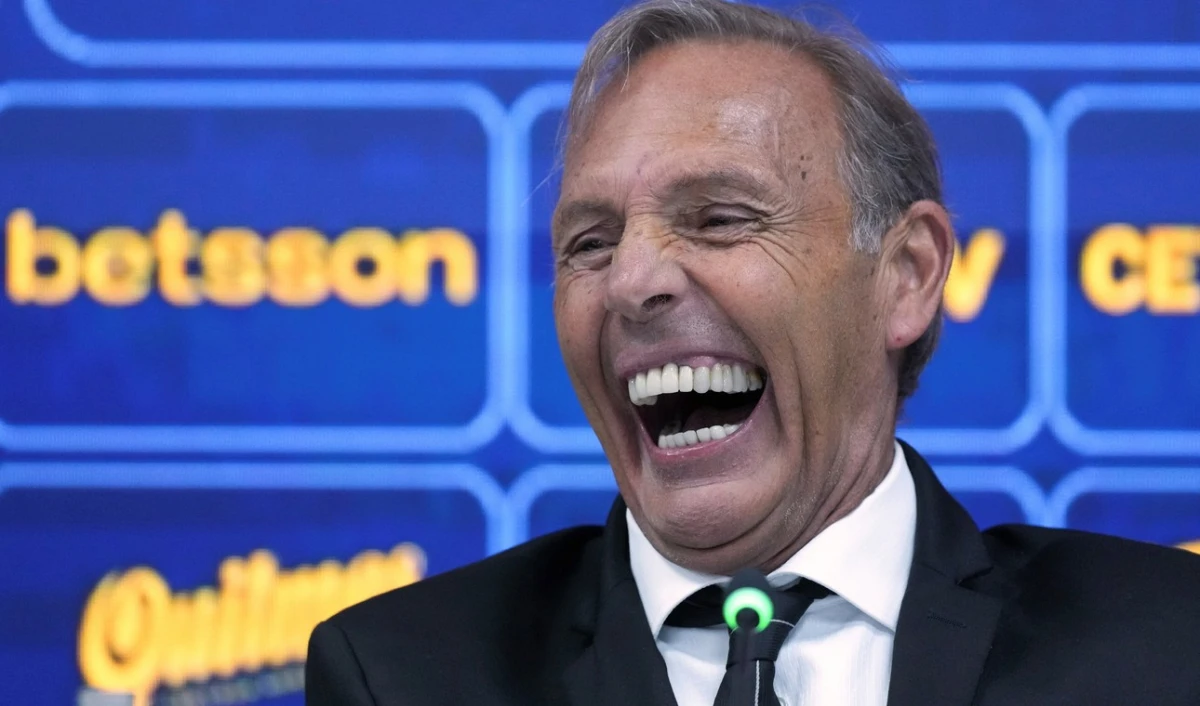 SONRISA. Russo celebra la llegada de nuevos refuerzos a Boca.