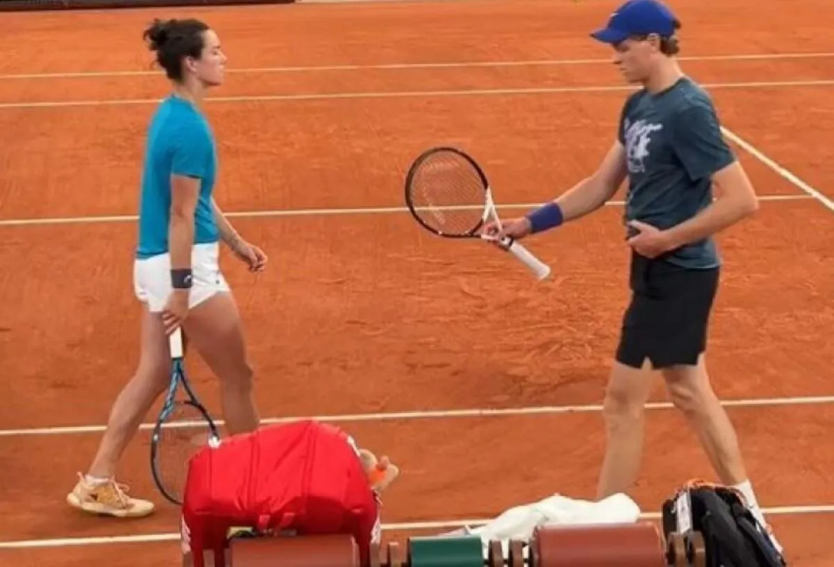 TALENTOS. Boisson y Sinner practicaron antes de sus partidos oficiales.