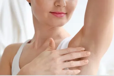 El truco viral para eliminar el mal olor corporal sin manchar la ropa