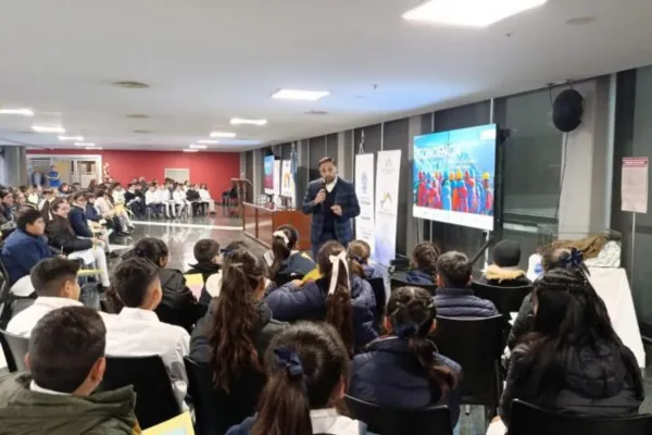 Riesgos en entornos digitales: aseguran que el 50% de los niños de cuatro años usa celulares