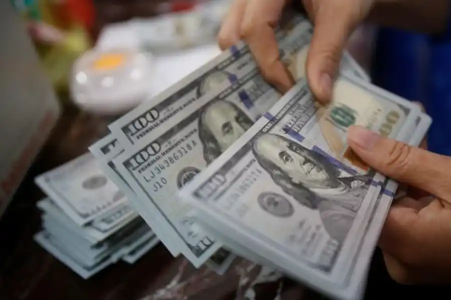 COTIZACIONES. El dólar “blue” terminó por debajo del oficial, que cuesta $ 1.200 para la venta.