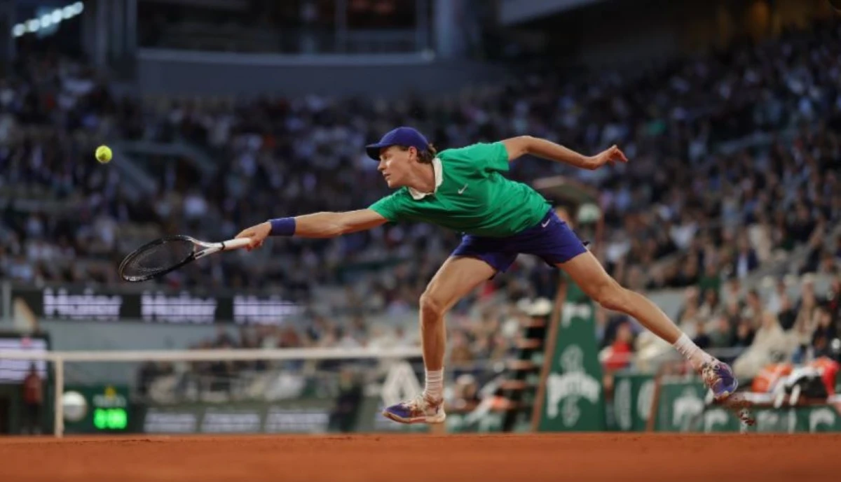 EQUILIBRADO. Sinner sabe como manejar su gran porte para tener llegada a cada pelota.
