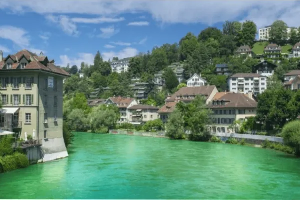 Un pueblo soñado en los Alpes suizos ofrece U$S20.000 por vivir allí, pero hay una condición