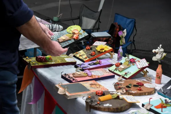 Puestos de comida, tejidos y artesanías: dónde estarán las ferias municipales este finde