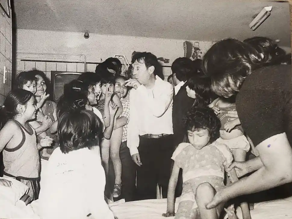 EMOCIÓN. El 5 de diciembre de 1980, El Chavo visitó el Hospital de Niños y conmovió a los pacientes al repetir su clásico “eso, eso, eso”.