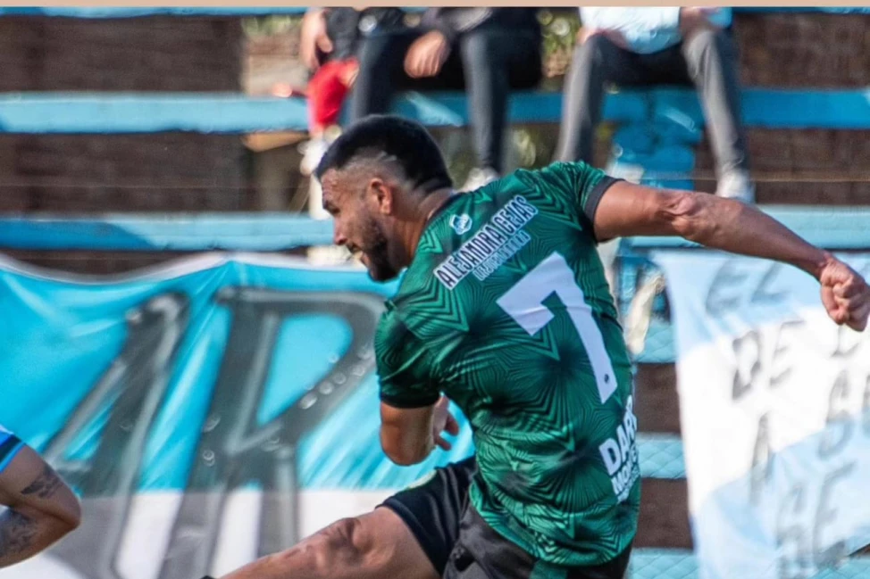 CON SU APORTE. Carlos la foca Lopez hizo los dos primeros goles.