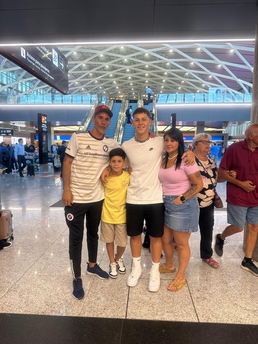 EN FAMILIA. Taboada posa junto a su papá Héctor, su hermano Benjamín y su madre.