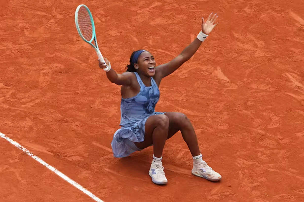 Coco Gauff celebra su primer trofeo de Roland Garros. 