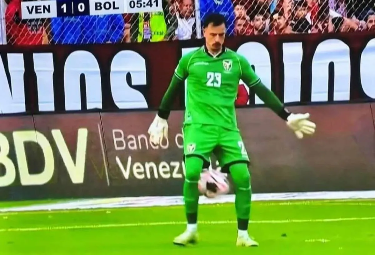 INCREÍBLE. Viscarra calculó tan mal que la pelota fue por entre medio de sus piernas.