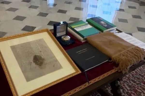 Milei le hizo regalos cargados de simbolismo a León XIV, tras su encuentro en Roma