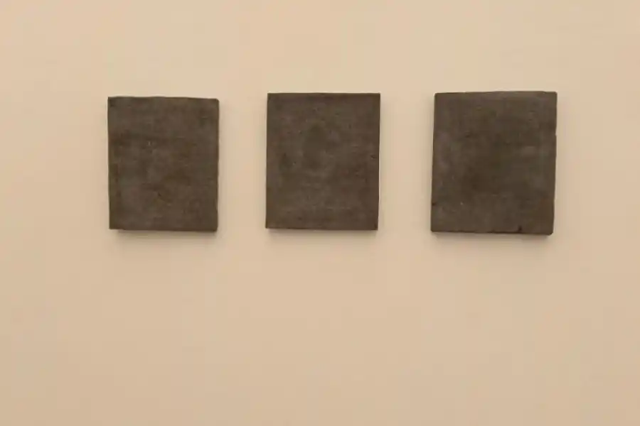 EN MOLDES DE CEMENTO. Escrituras e imágenes están superpuestas.