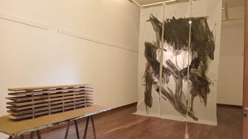 INSTALACIÓN SITIO ESPECÍFICO. El gesto de la enorme obra de Bruno Juliano y de la maqueta de Rodro Cañás en el centro de la sala del MUNT. LA GACETA / FOTOS DE JORGE FIGUEROA