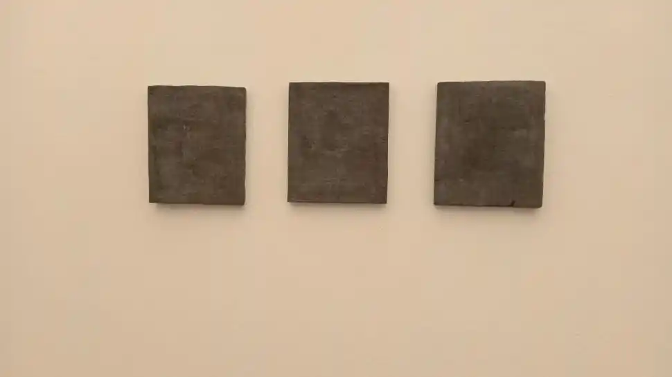 EN MOLDES DE CEMENTO. Escrituras e imágenes están superpuestas.