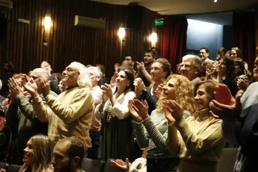 DEBUT A SALA LLENA. Aplausos de pie del público que colmó las butacas del teatro oficial para ver “El elogio de la risa”. La obra continuará en cartelera todo este mes, por lo que restan sólo seis funciones, todos los viernes y sábados a las 21.