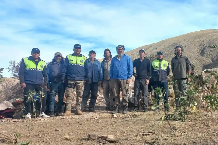 REENCUENTRO. El grupo completo y quienes colaboraron en el rescate.