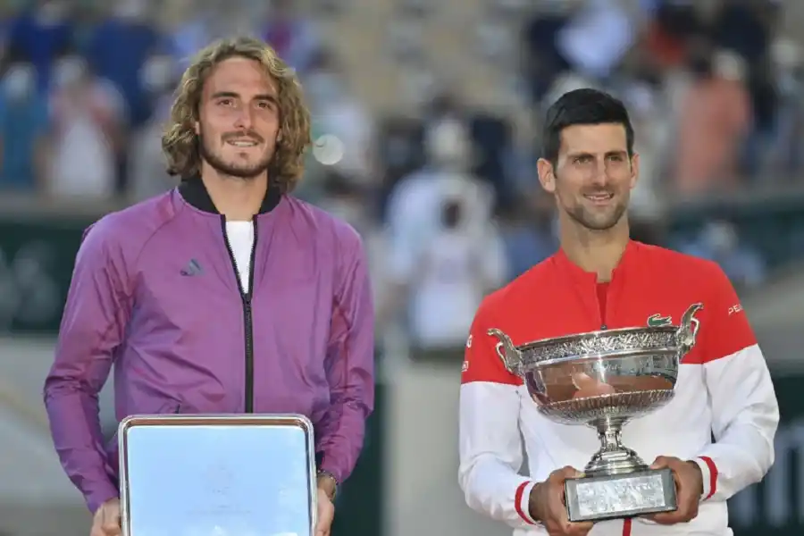 RECUERDO. Tsitsipas contra Djokovic, en 2021.