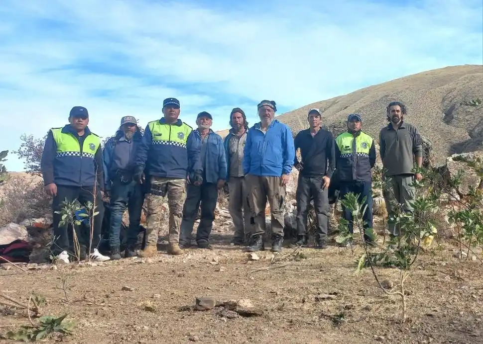 REENCUENTRO. El grupo completo y quienes colaboraron en el rescate.